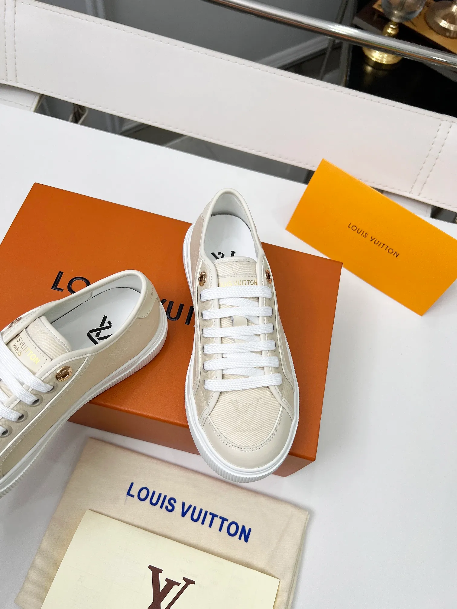 👟👟Ex-factory price 440👟👟 New arrival🆕 The hottest early spring model is coming. LV Lagoon sneakers are made of Monogram denim, injecting a retro flavor into the classic design. Leather trimmings pop out with the Louis Vuitton logo, while stenciled eyelets, trim and laces add to the refined details, and a rubber outsole embellished with Monogram flowers completes the look. Code number: 35~41, multiple colors available! Oil edges + TPU outsole + drawer box packaging